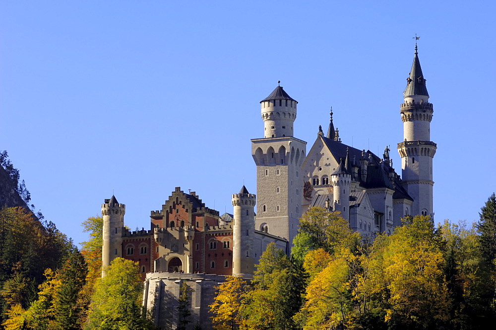 Schloss Neuschwanstein, fairytale castle built by King Ludwig II, near Fussen, Bavaria (Bayern), Germany, Europe