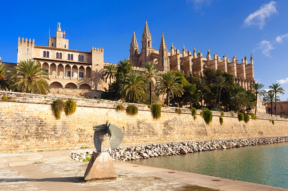 Royal Palace of La Almudaina and Cathedral of Santa Maria of Palma (La Seu), Palma de Mallorca, Majorca, Balearic Islands, Spain, Mediterranean, Europe