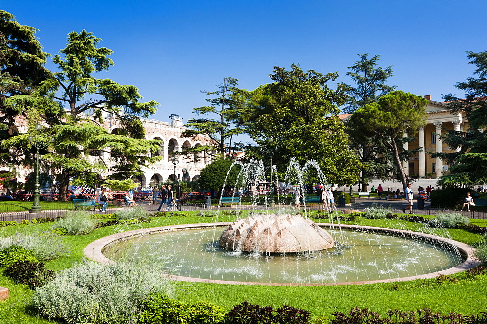 Public garden, Piazza Bra, Verona, UNESCO World Heritage Site, Veneto, Italy, Europe