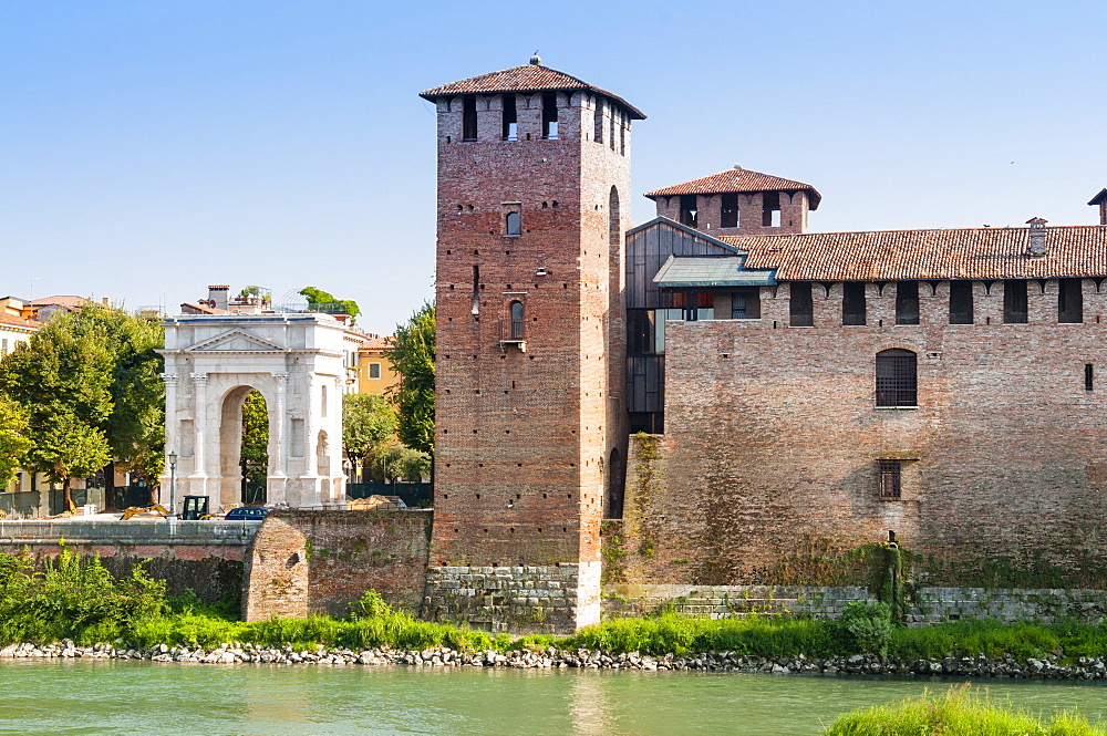 Castelvecchio fortress dating from 1355, River Adige, and Arco dei Gavi, Verona, UNESCO World Heritage Site, Veneto, Italy, Europe