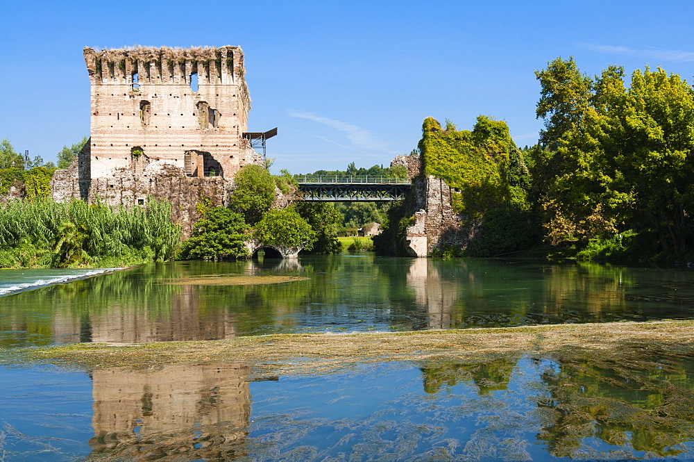 Bridge of Visconti Family dating from 1393, Valeggio sul Mincio, River Mincio, Verona province, Veneto, Italy, Europe