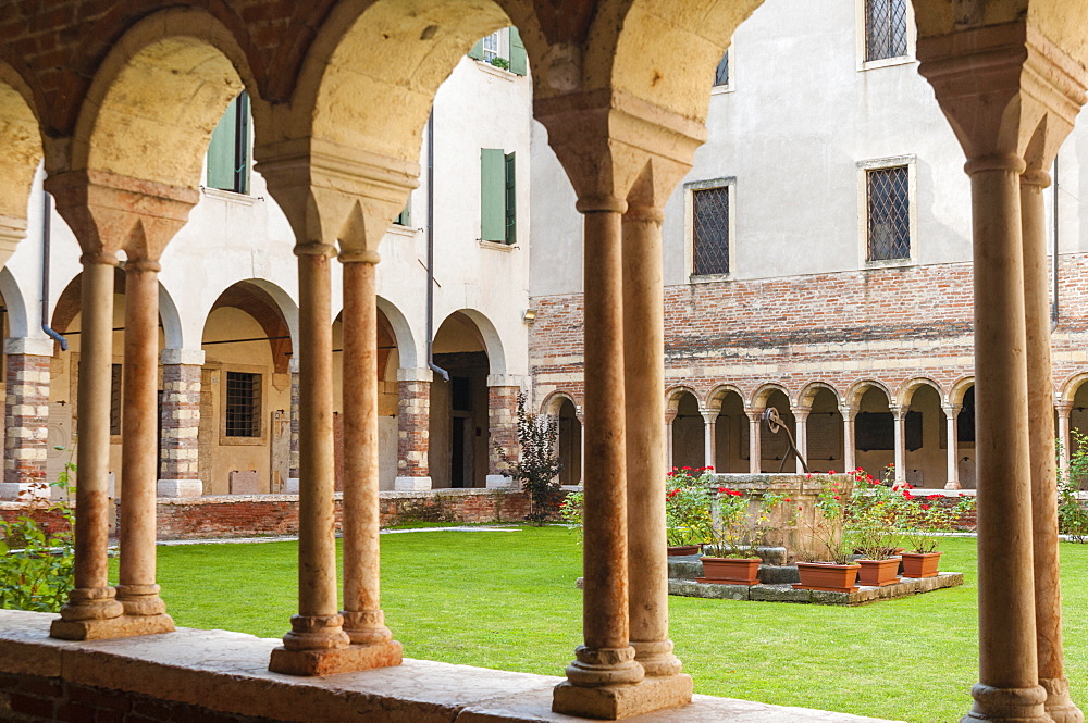 Romanesque cloister, Duomo (cathedral) of Santa Maria Matricolare, Verona, UNESCO World Heritage Site, Veneto, Italy, Europe