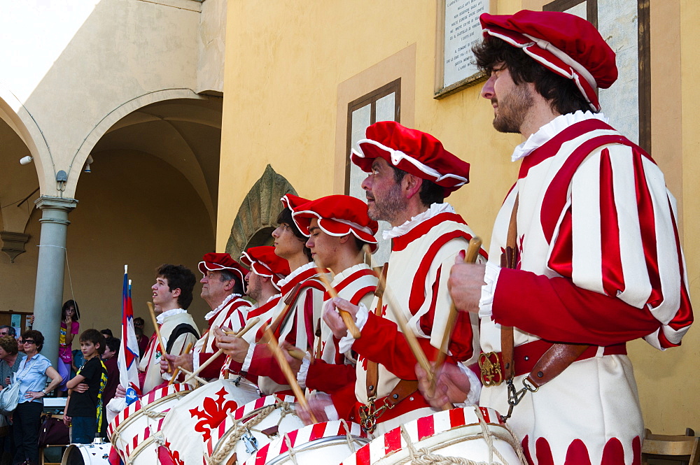 Band of Flagwavers (sbandieratori ) (bandierai degli Uffizi), San Martino a Mensola, Firenze province, Tuscany, Italy, Europe