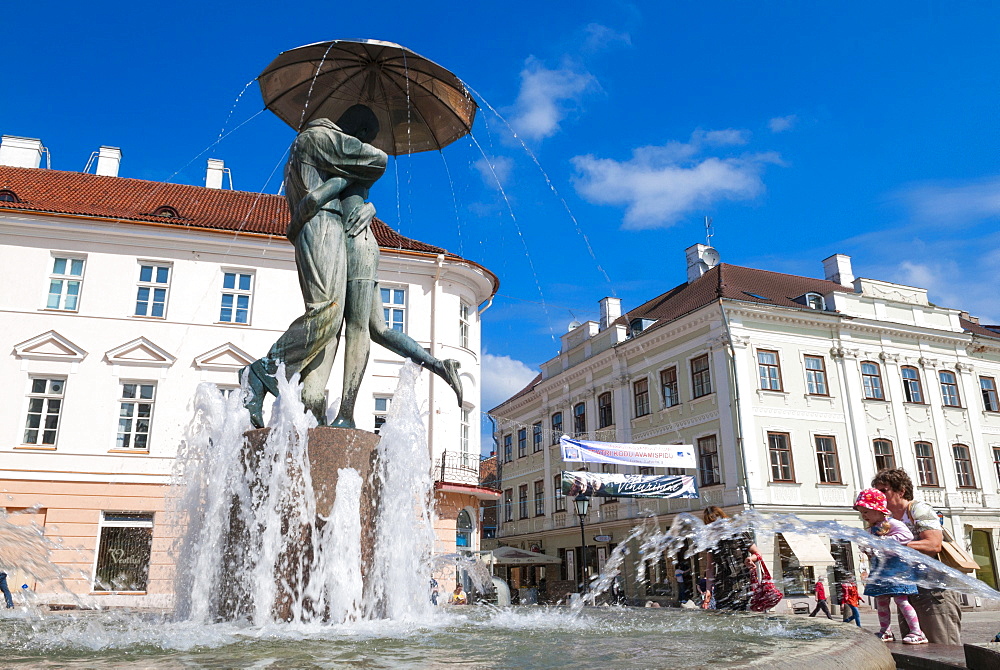 Statue of lovers (Suudlevad Tudengid), Town Hall Square (Raekoja Plats), Tartu, Estonia, Baltic States, Europe