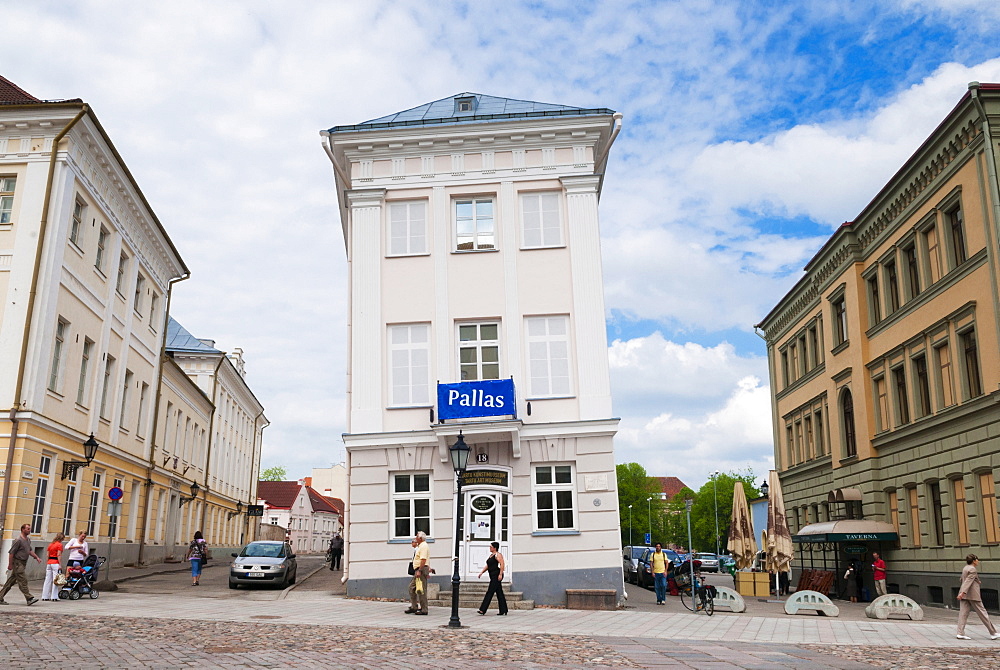 Barclay de Tolly leaning palace, Raekoja Square (Raekoja plats), Tartu, Estonia, Baltic States, Europe