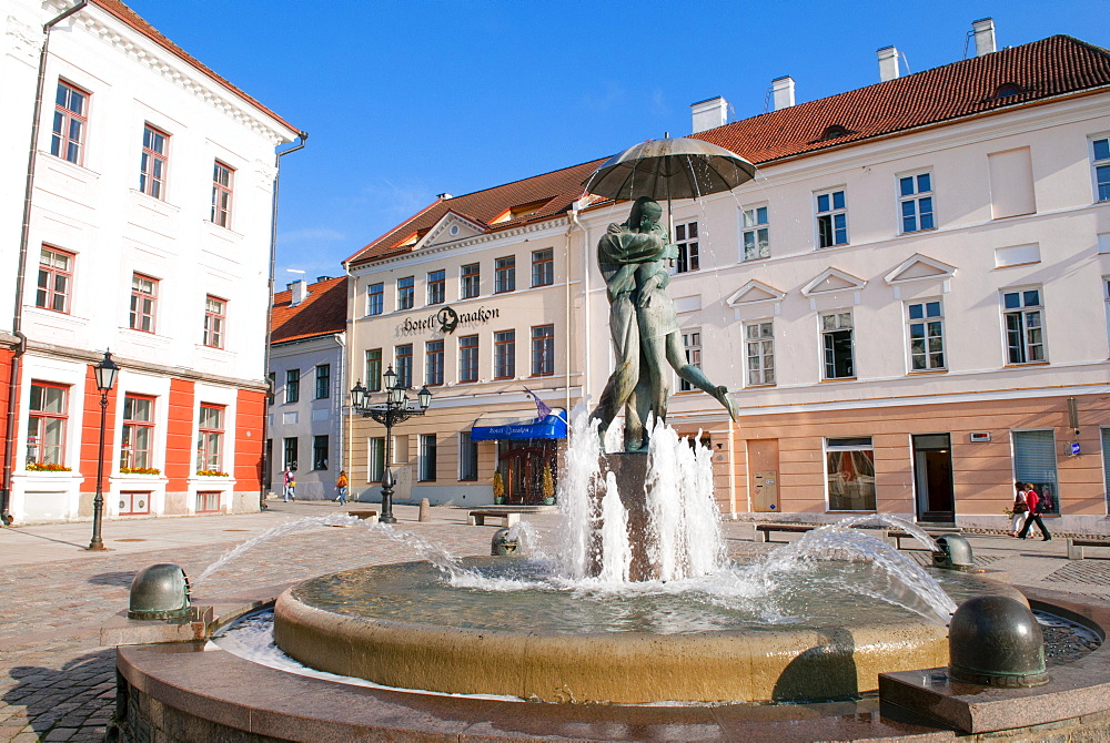 Statue of lovers (Suudlevad Tudengid), Town Hall Square (Raekoja Plats), Tartu, Estonia, Baltic States, Europe