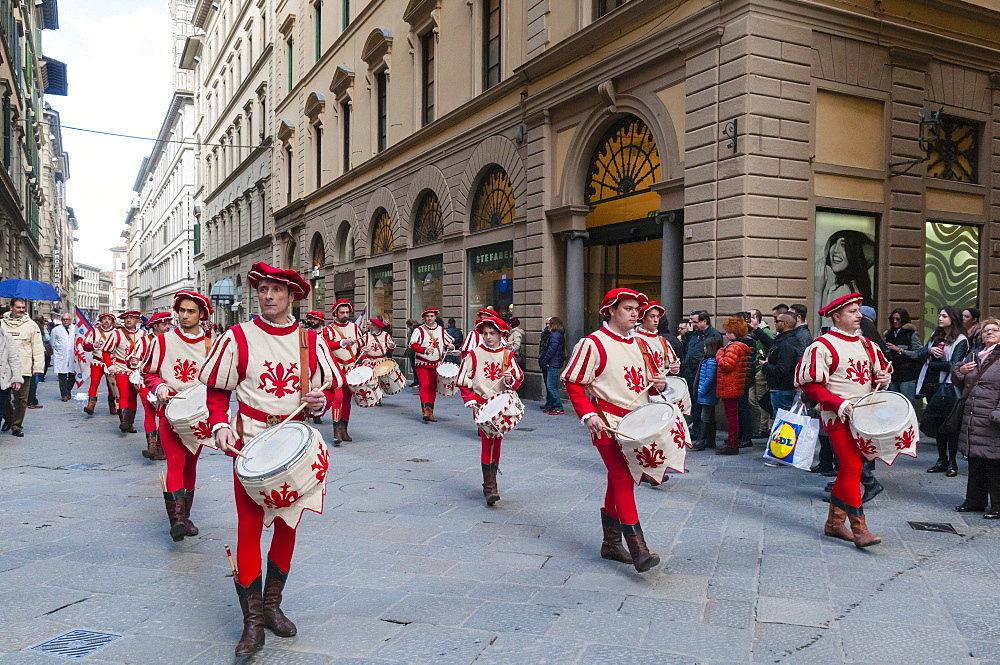 Musicians, Flagwavers of Uffizi (Bandierari degli Uffizi), Via Calzaiuoli, UNESCO World Heritage Site, Florence (Firenze), Tuscany, Italy, Europe