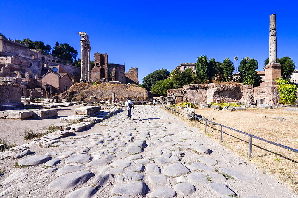 Roman road, Temple of Castor and Pollux, Palatine Hill behind, Roman Forum, UNESCO World Heritage Site, Rome, Lazio, Italy, Europe