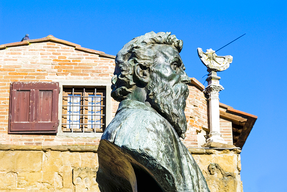 Statue of Benvenuto Cellini and sundial, Ponte Vecchio, Florence (Firenze), UNESCO World Heritage Site, Tuscany, Italy, Europe