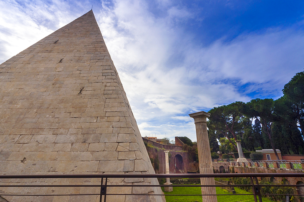 Pyramid of Cestius, UNESCO World Heritage Site, Rome, Latium (Lazio), Italy, Europe