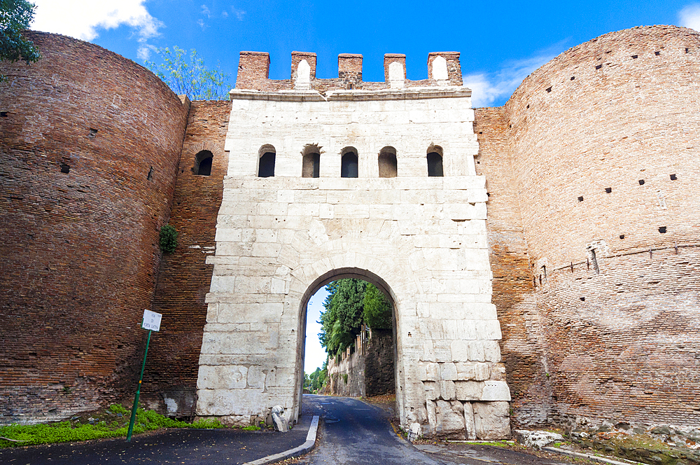 Porta Latina (Latin Gate), Roman Aurelian Walls (Mura Aureliane), UNESCO World Heritage Site, Rome, Latium (Lazio), Italy, Europe