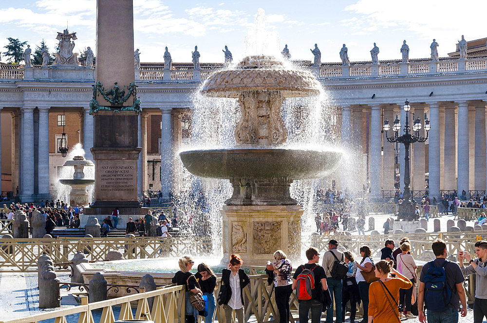 Fountain at St. Peter's Square, Vatican City, UNESCO World Heritage Site, Rome, Lazio, Italy, Europe