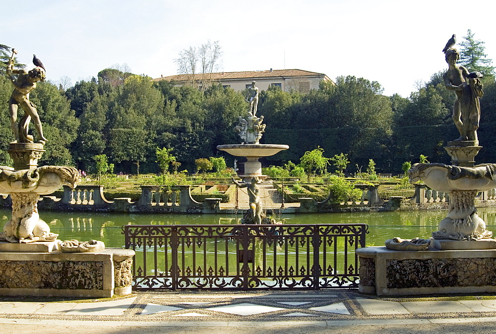 Vasca dell'Isola, (Island Pond), puttos statues in front of Ocean's Fountain, Boboli Gardens, Florence, Tuscany, Italy, Europe