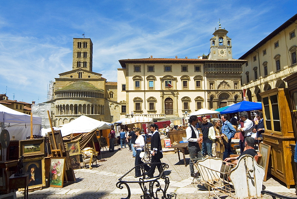 Antiquarian Fair in Piazza Vasari, Arezzo, Tuscany, Italy, Europe