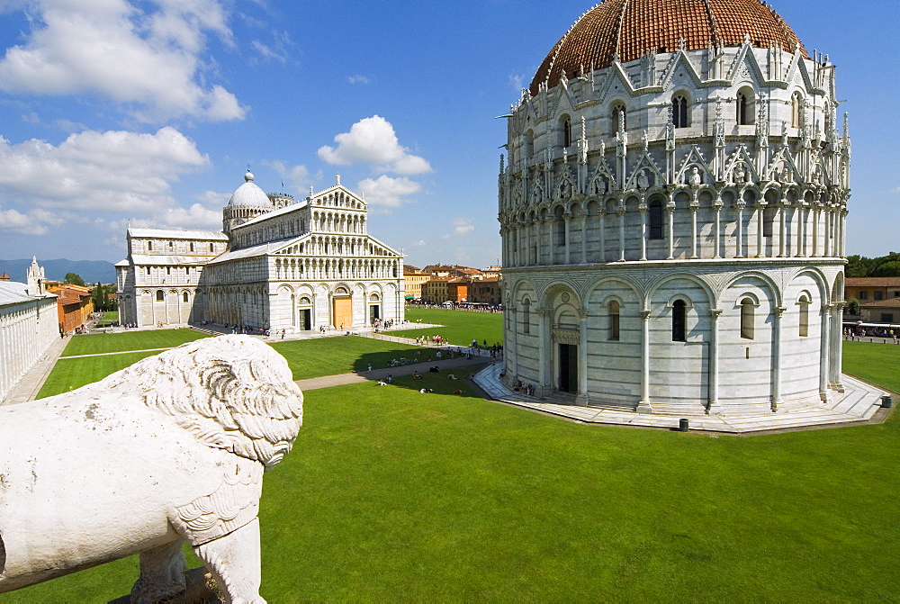 Piazza dei Miracoli, The Baptistry and the Duomo, UNESCO World Heritage Site, Pisa, Tuscany, Italy, Europe