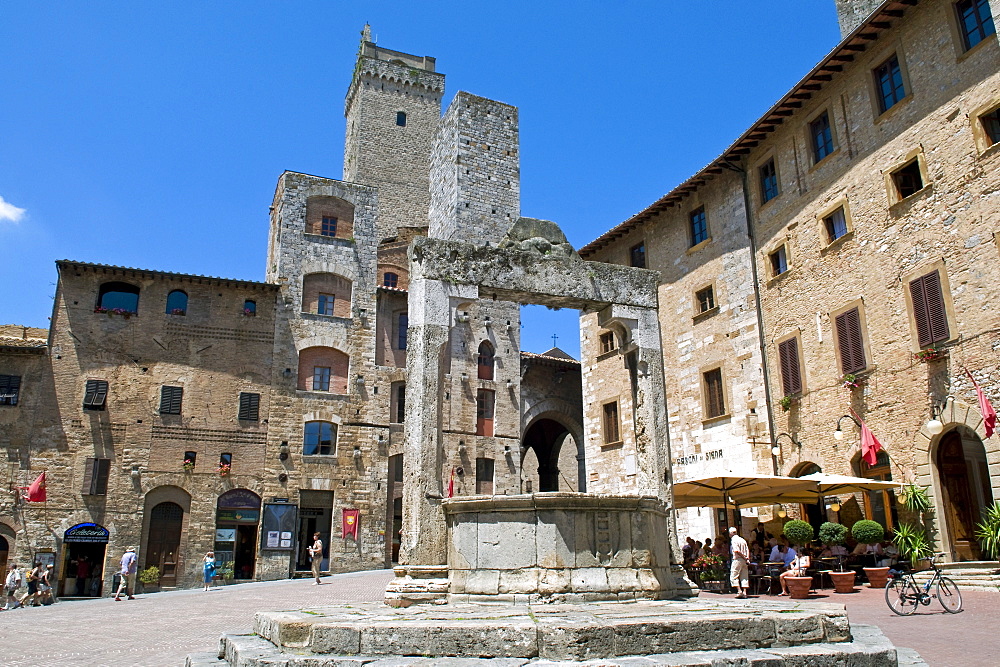 Piazza della Cisterna, San Gimignano, UNESCO World Heritage Site, Tuscany, Italy, Europe