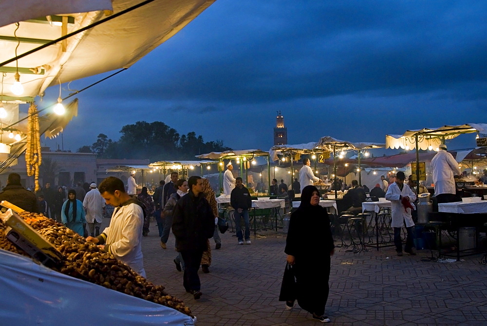 Cook selling food from his stall in the Djemaa el Fna, Place Jemaa el Fna (Djemaa el Fna), Marrakech (Marrakesh), Morocco, North Africa, Africa