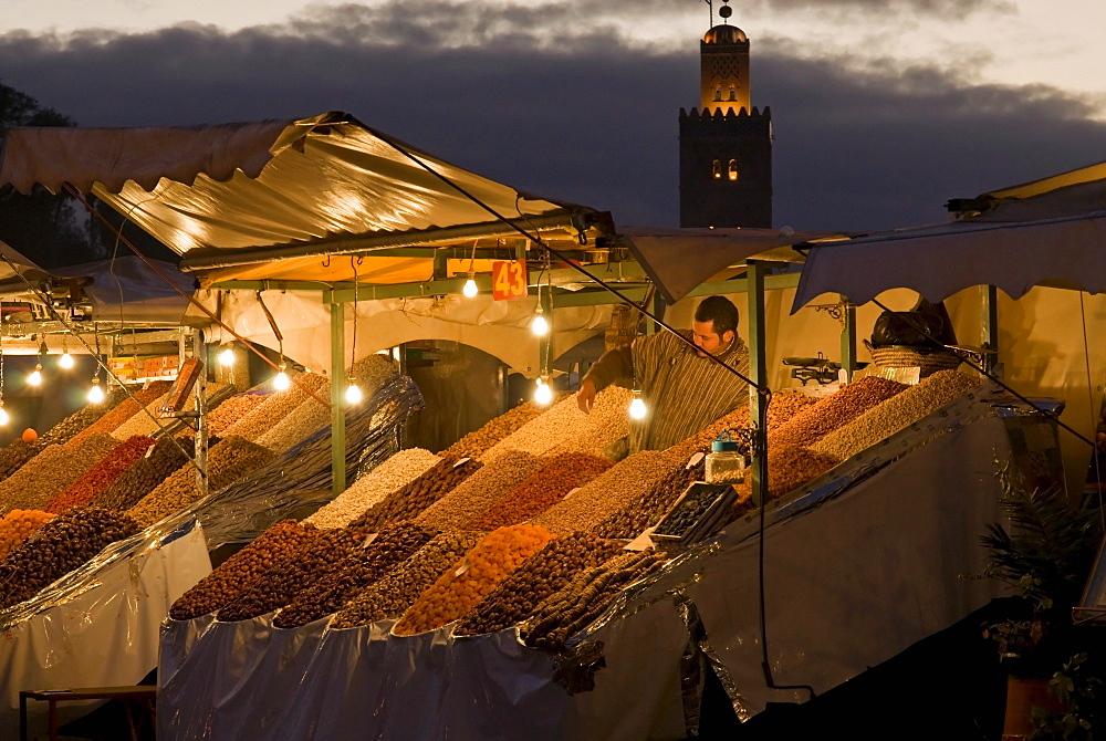 Fruit seller with the Koutoubia minaret behind, Place Jemaa el Fna (Djemaa el Fna), Marrakech (Marrakesh), Morocco, North Africa, Africa