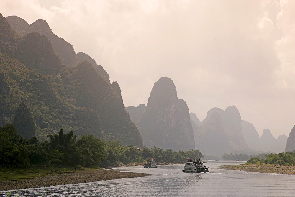 Cruise boats on Li River, between Guilin and Yangshuo, Li River, Guilin, Guangxi Province, China, Asia