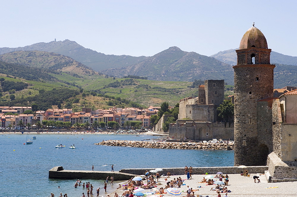 Beach and Eglise Notre-Dame-des-Anges, Collioure, Pyrenees-Orientales, Cote Vermeille, France, Europe