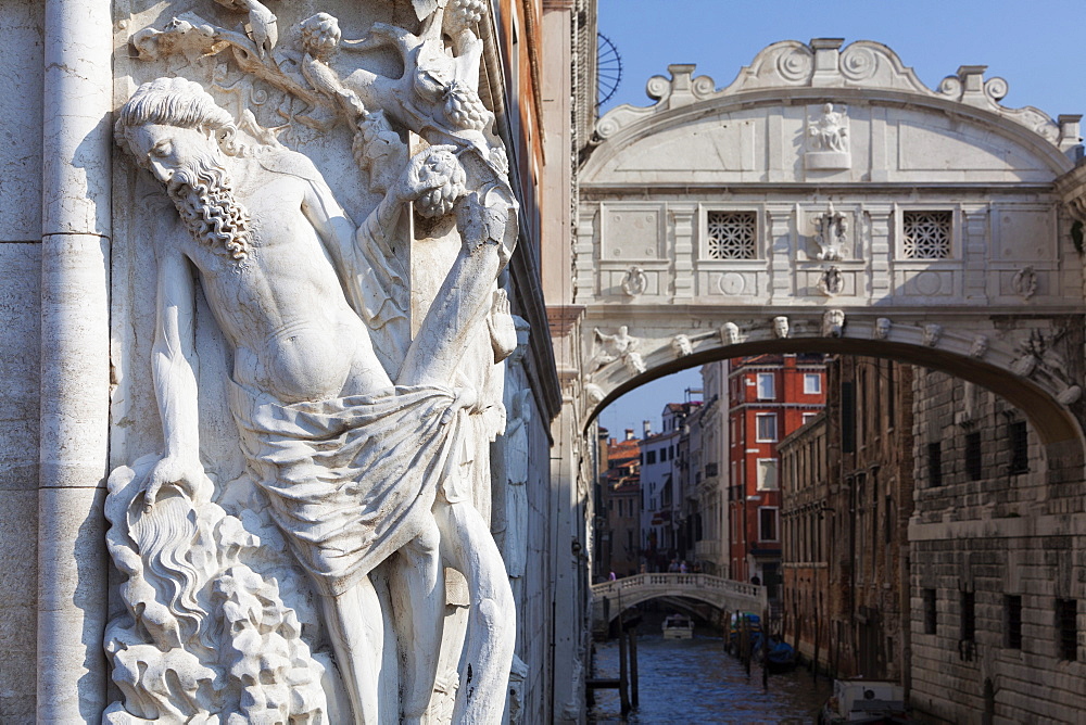 The Bridge of Sighs and Palazzo Ducale (Doges Palace), Venice, UNESCO World Heritage Site, Veneto, Italy, Europe