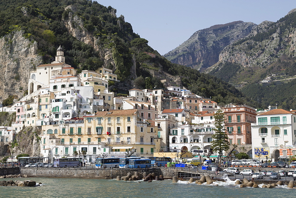 The maritime town of Amalfi nestling below mountains, Amalfi Coast (Costiera Amalfitana), UNESCO World Heritage Site, Campania, Italy, Mediterranean, Europe