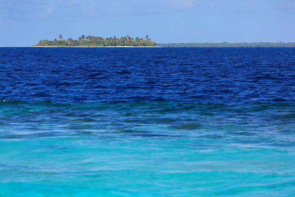 A deserted tropical island in the Indian Ocean in the Northern Huvadhu Atoll, Maldives, Indian Ocean, Asia