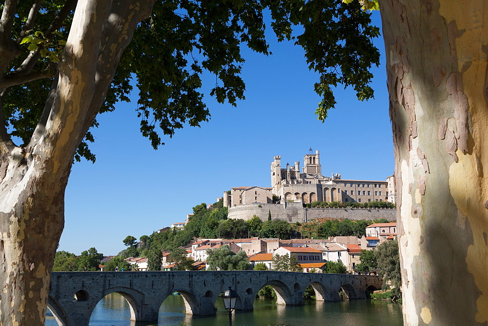 Pont Vieux over the River Orb with St. Nazaire Cathedral in Beziers, Languedoc-Roussillon, France, Europe