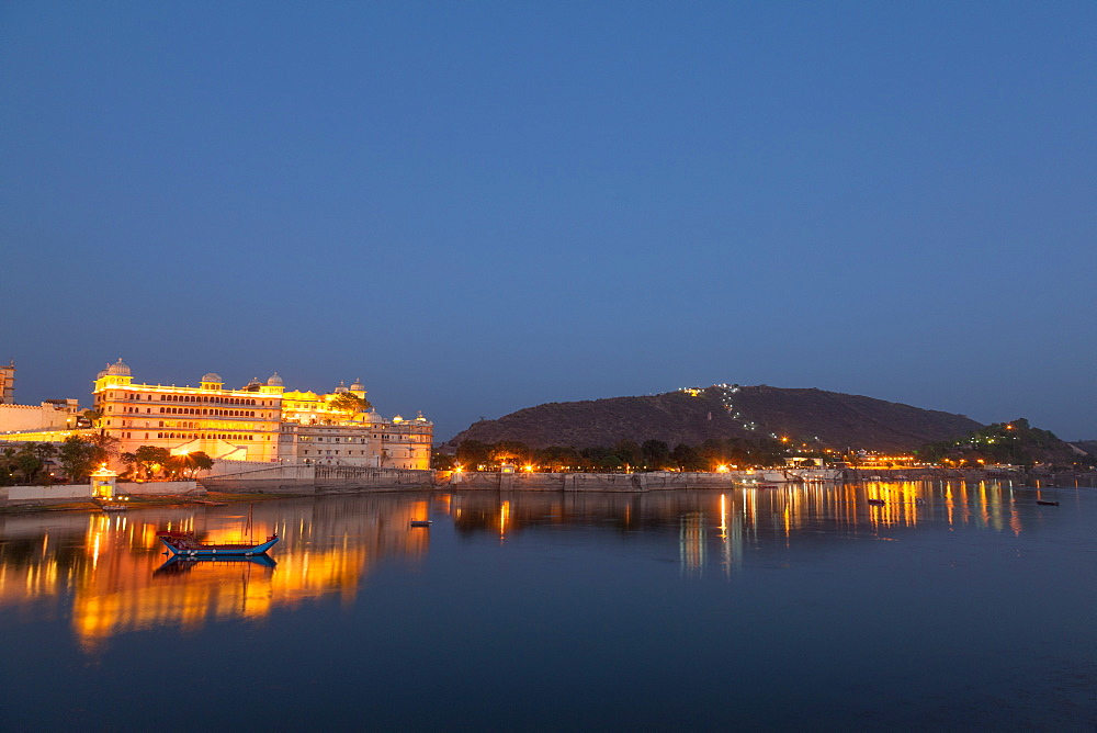 City Palace in Udaipur at night, reflected in Lake Pichola, Udaipur, Rajasthan, India, Asia