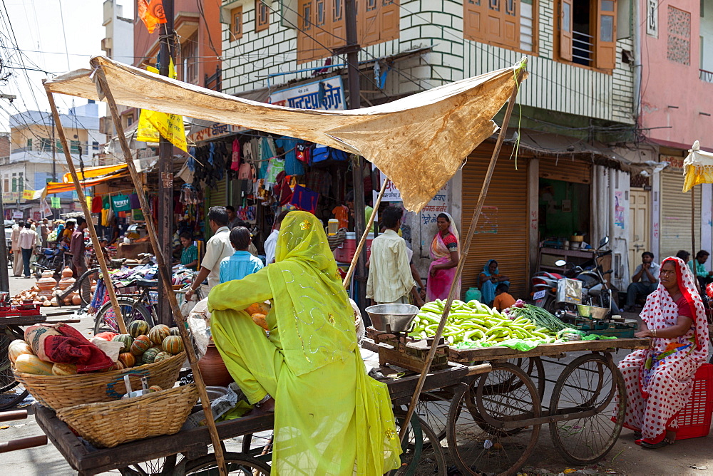 Street market in the city of Udaipur, Rajasthan, India, Asia