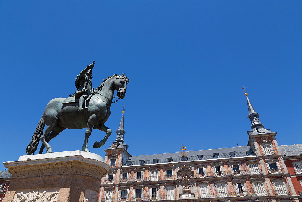 Statue of Felipe III and the painted Casa de la Panaderia in the Plaza Mayor in Madrid, Spain, Europe