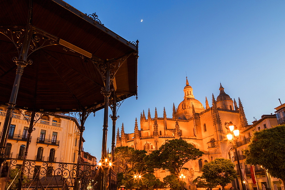 Bandstand in the Plaza Mayor and the imposing Gothic Cathedral of Segovia at night, Segovia, Castilla y Leon, Spain, Europe