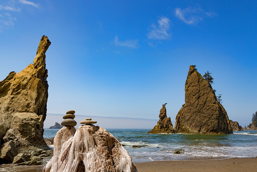 Stones and sea stacks on Rialto Beach in the Olympic National Park, UNESCO World Heritage Site, Pacific Northwest coast, Washington State, United States of America, North America