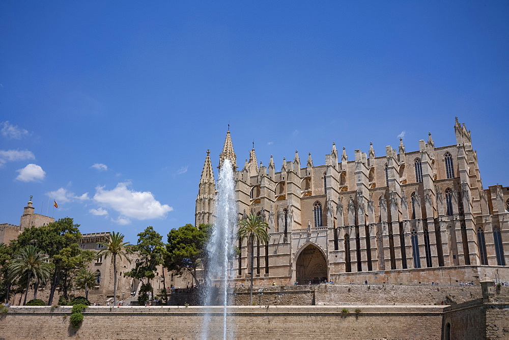 Fountain in front of the Gothic Cathedral of Santa Maria of Palma (La Seu) in Palma on the Mediterranean island of Mallorca, Balearic Islands, Spain, Europe