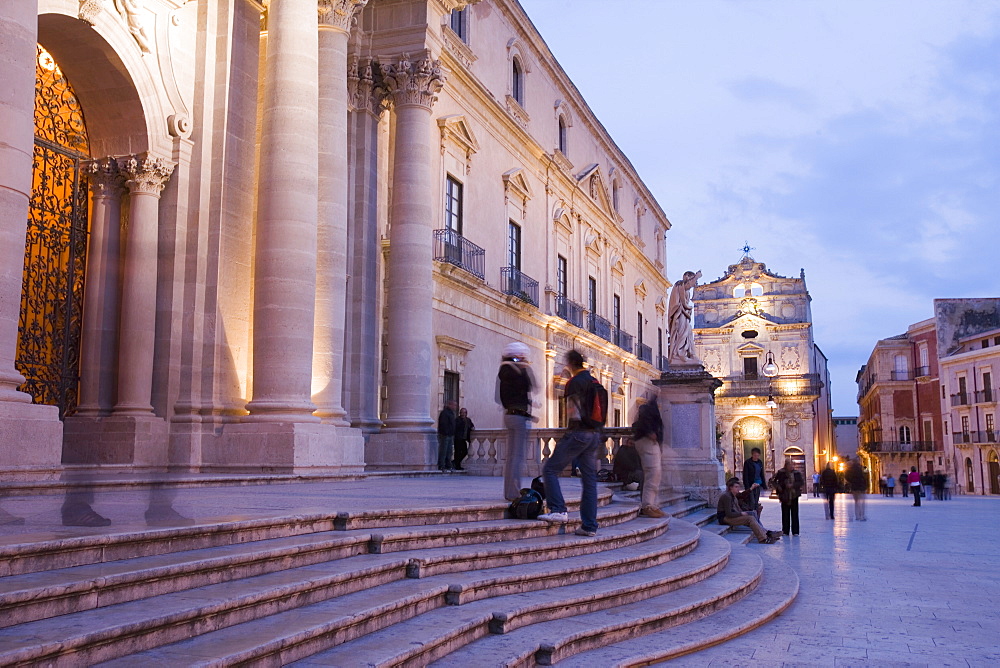 Steps of the cathedral in the evening, Piazza Duomo and Santa Lucia alla Badia, Ortygia, Syracuse, Sicily, Italy, Europe