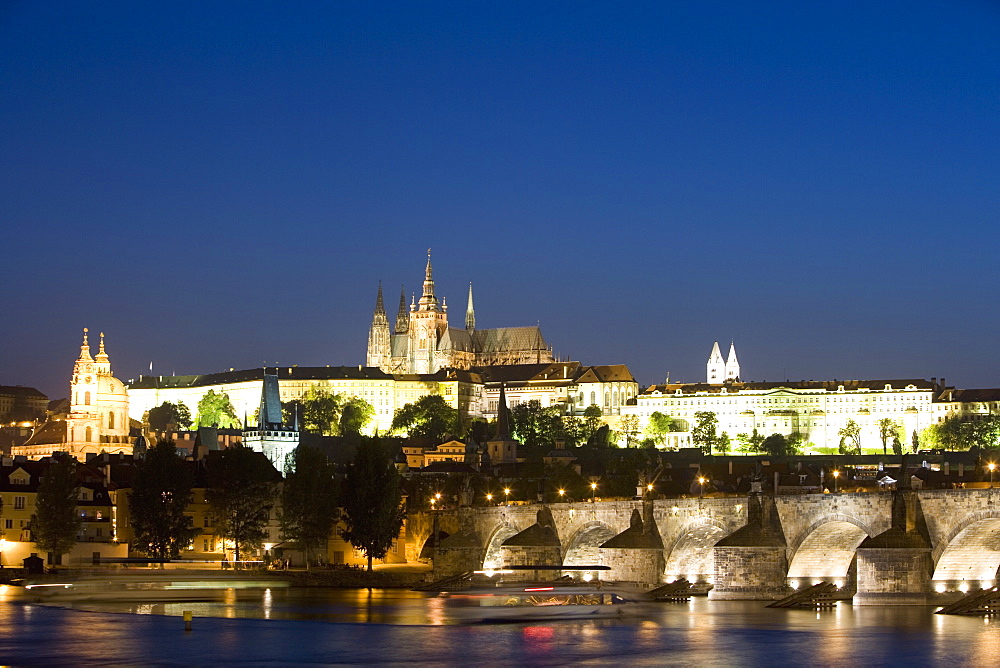 Charles Bridge, with St. Vitus's Cathedral, Royal Palace, and Castle on skyline, UNESCO World Heritage Site, seen from across the River Vltava, Prague, Czech Republic, Europe