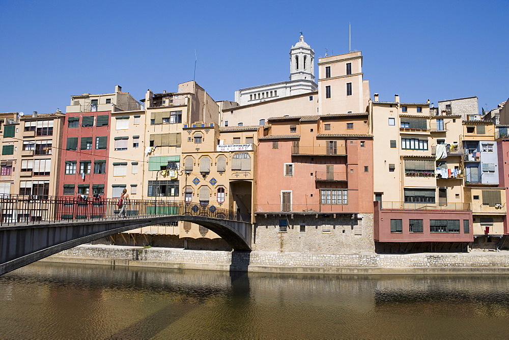 Bridge and brightly painted houses on the bank of the Riu Onyar, with cathedral above, old town, Girona, Catalonia, Spain, Europe