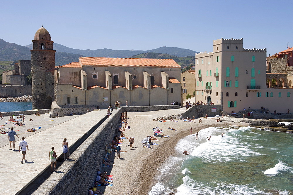 Beach, Eglise Notre-Dame-des-Anges, Collioure, Pyrenees-Orientales, Languedoc, France, Europe