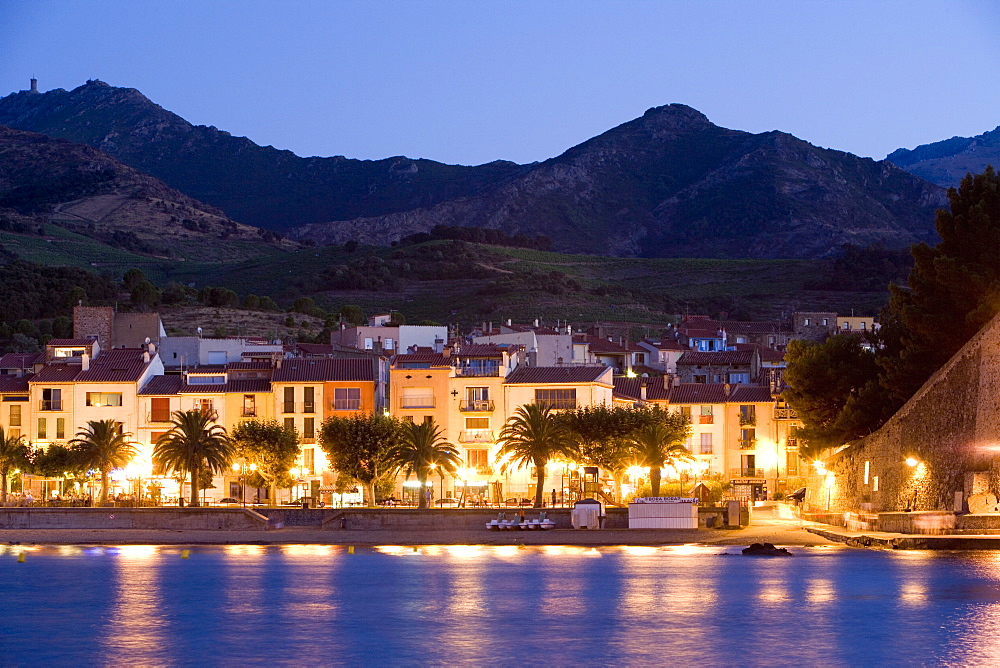 Plage de Port d'Avall, beach, evening light, Collioure, Pyrenees-Orientales, Languedoc, France, Europe