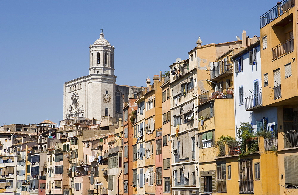 Cathedral and brightly painted houses on the bank of the Riu Onyar, old town, Girona, Catalonia, Spain