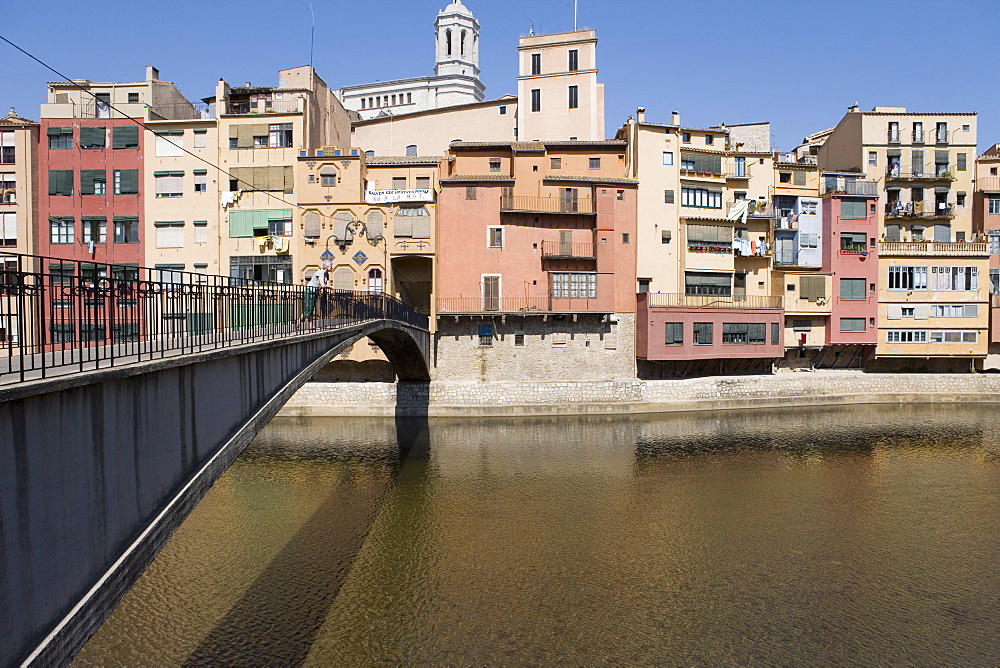 Bridge, Cathedral and brightly painted houses on the bank of the Riu Onyar, old town, Girona, Catalonia, Spain