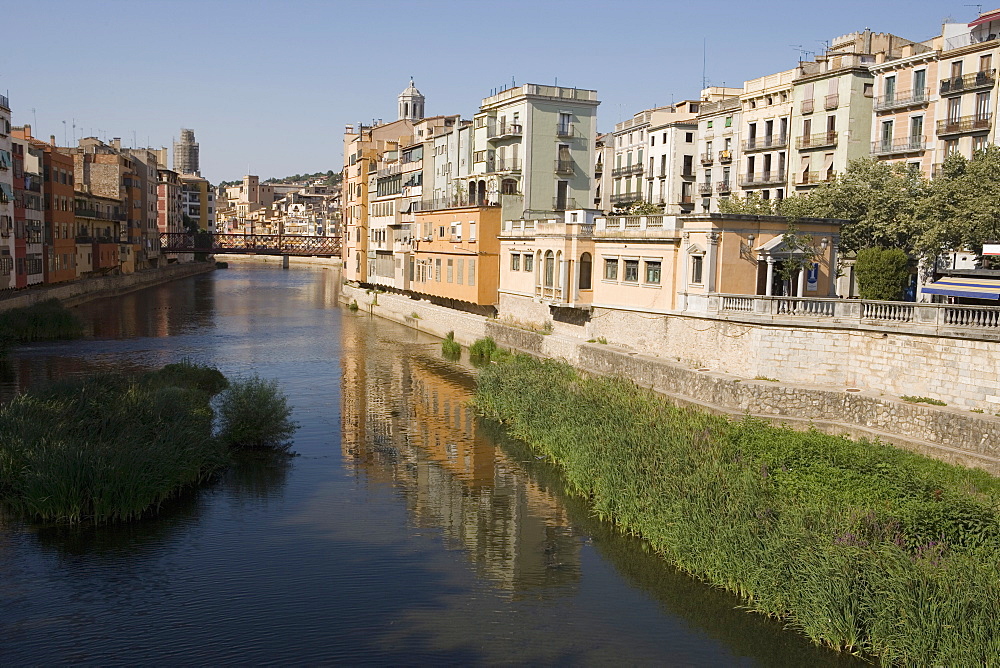 Bridge, Cathedral and brightly painted houses on the bank of the Riu Onyar, Girona, Catalonia, Spain