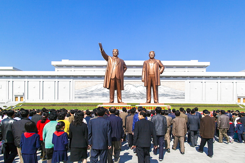 Mansudae Grand Monument, statues of former Presidents Kim Il Sung and Kim Jong Il, Mansudae Assembly Hall on Mansu Hill, Pyongyang, Democratic People's Republic of Korea (DPRK), North Korea, Asia