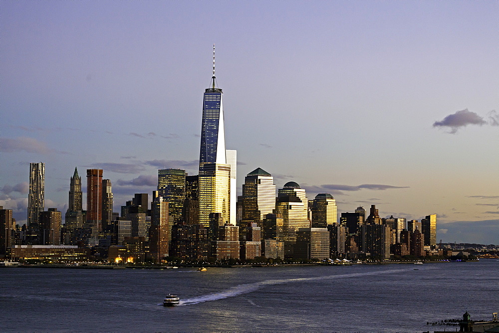 One World Trade Center and Downtown Manhattan across the Hudson River, New York, United States of America, North America