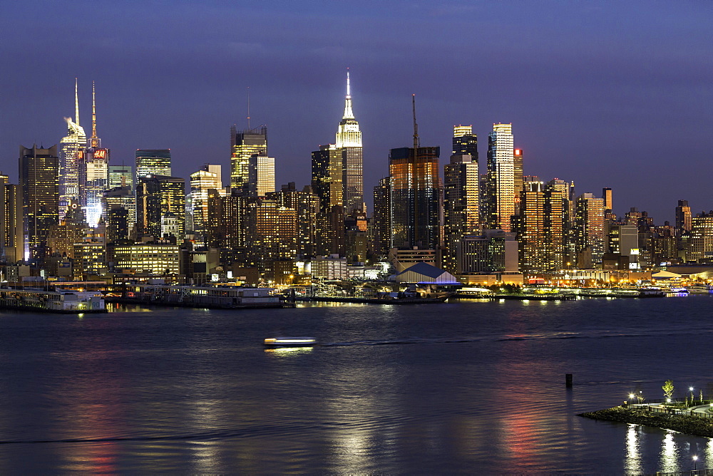 Manhattan, view of the Empire State Building and Midtown Manhattan across the Hudson River, New York, United States of America, North America