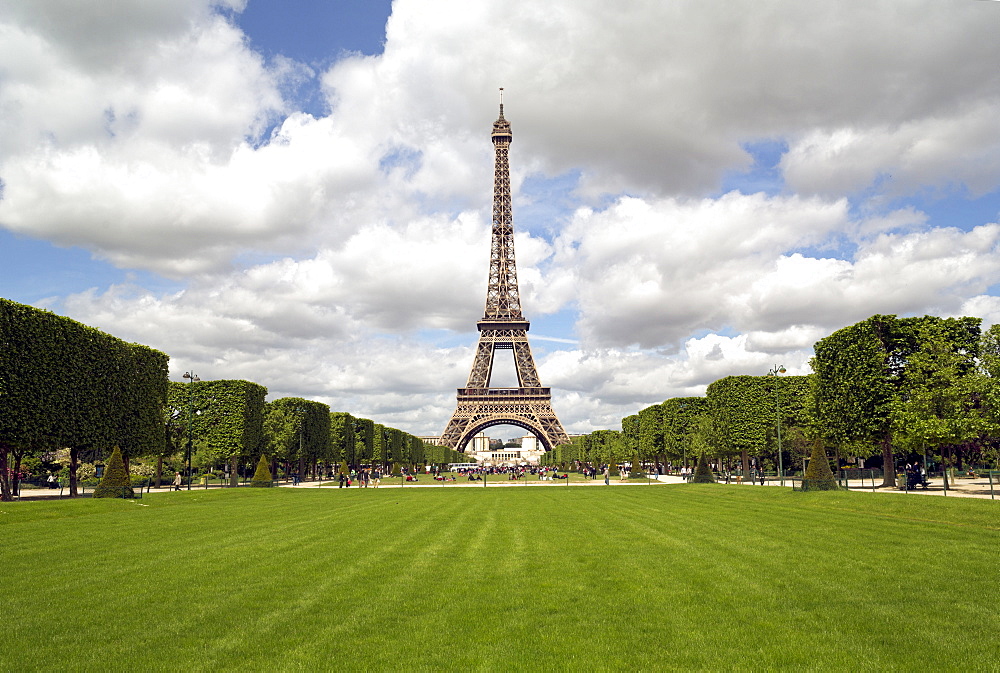 Parc du Champ de Mars, Eiffel Tower, Paris, France, Europe