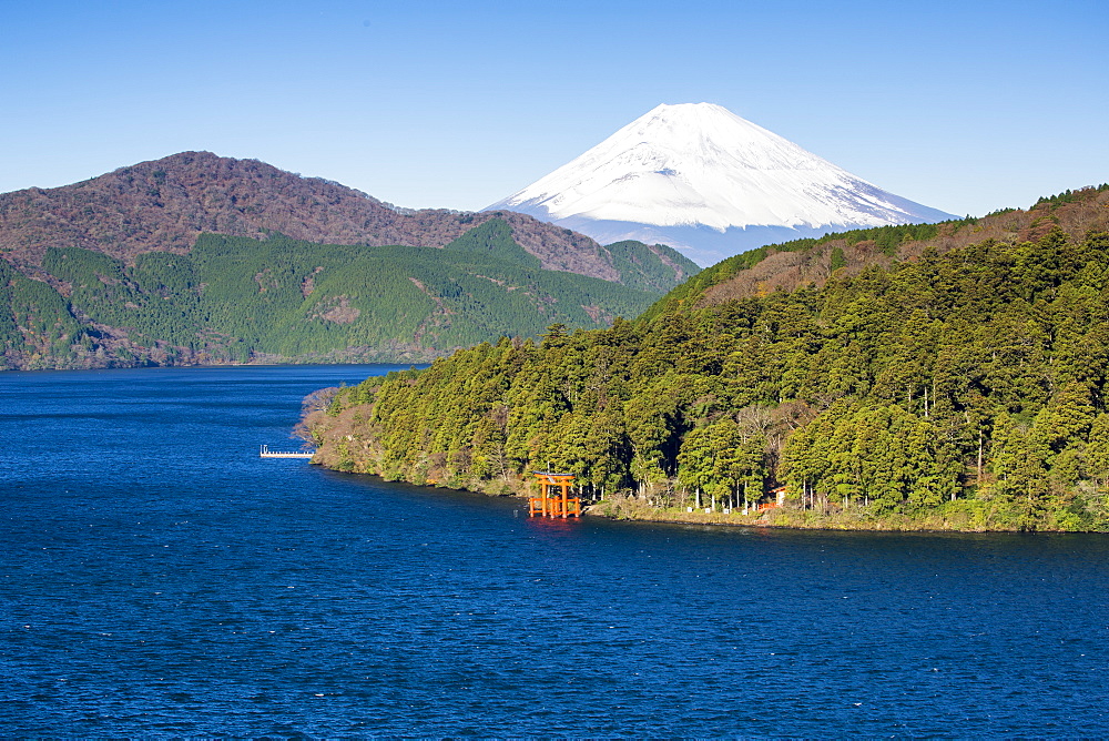 Lake Ashinoko with Mount Fuji behind, Fuji-Hakone-Izu National Park, Hakone, Shizuoka, Honshu, Japan, Asia