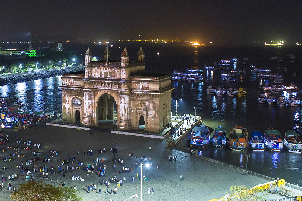 The Gateway of India, monument commemorating the landing of King George V and Queen Mary in 1911, Mumbai, Maharashtra, India, Asia