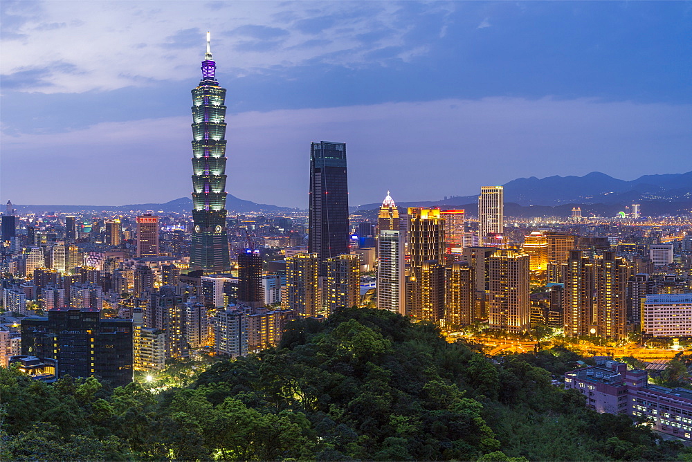 City skyline and Taipei 101 building in the Xinyi district, Taipei, Taiwan, Asia