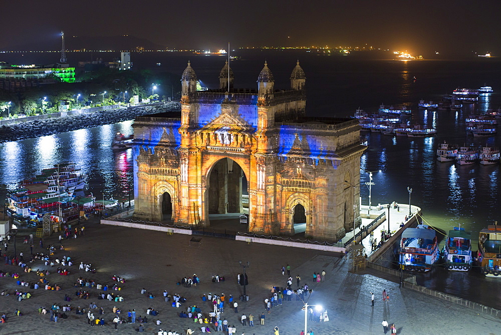 The Gateway of India, monument commemorating the landing of King George V and Queen Mary in 1911, Mumbai, Maharashtra, India, Asia